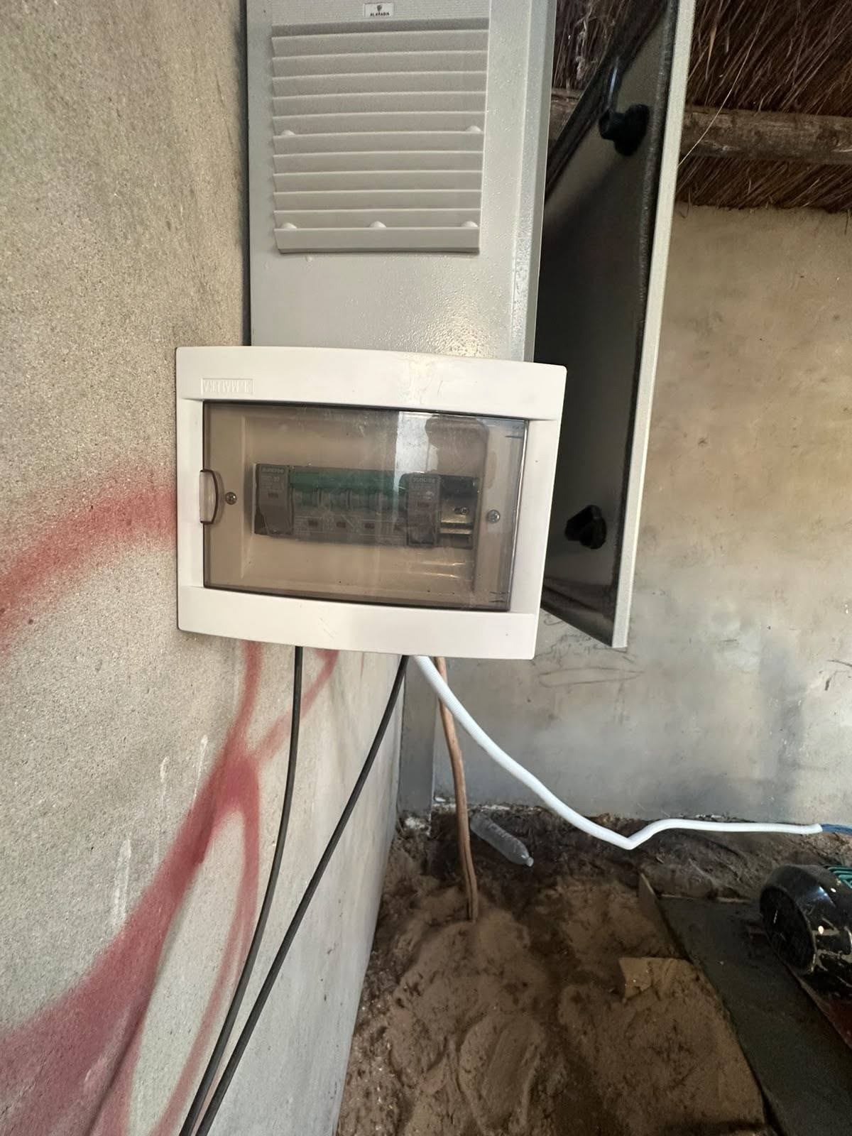 لوحة توزيع كهربائية بالموقع